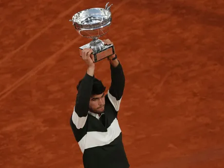 Carlos Alcaraz s trofejou po víťazstve na Roland Garros 2025.