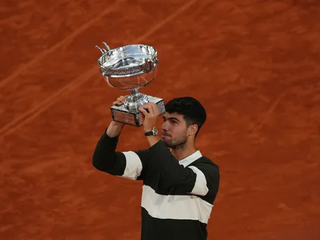 Carlos Alcaraz s trofejou po víťazstve na Roland Garros 2025.