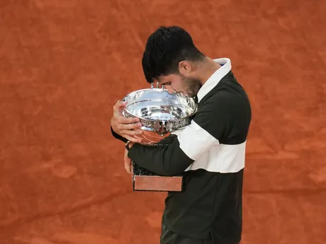 Carlos Alcaraz s trofejou po víťazstve na Roland Garros 2025.