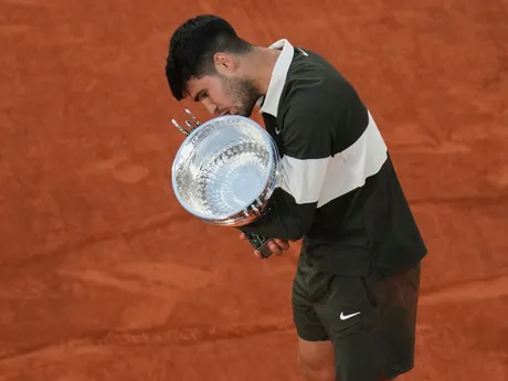 Carlos Alcaraz s trofejou po víťazstve na Roland Garros 2025.