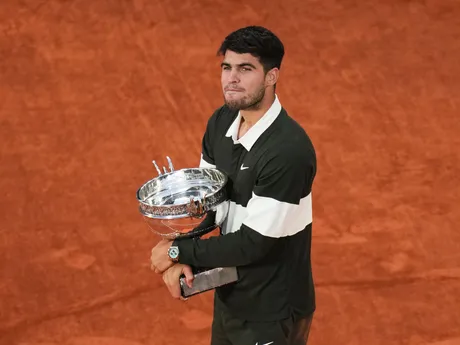 Carlos Alcaraz s trofejou po víťazstve na Roland Garros 2025.