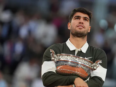 Carlos Alcaraz s trofejou po víťazstve na Roland Garros 2025.
