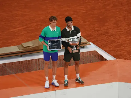 Carlos Alcaraz a Jannik Sinner po finále Roland Garros 2025.