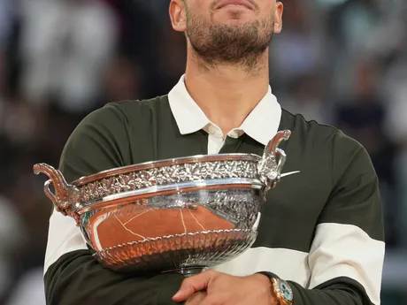 Carlos Alcaraz s trofejou po víťazstve na Roland Garros 2025.