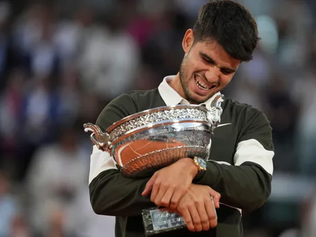 Carlos Alcaraz s trofejou po víťazstve na Roland Garros 2025.