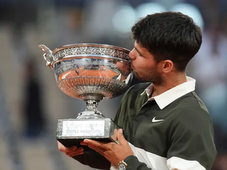 Carlos Alcaraz s trofejou po víťazstve na Roland Garros 2025.