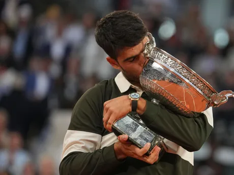 Carlos Alcaraz s trofejou po víťazstve na Roland Garros 2025.