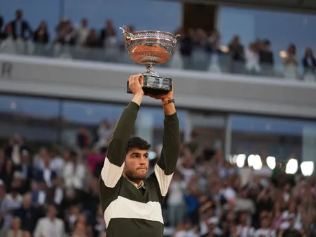 Carlos Alcaraz s trofejou po víťazstve na Roland Garros 2025.