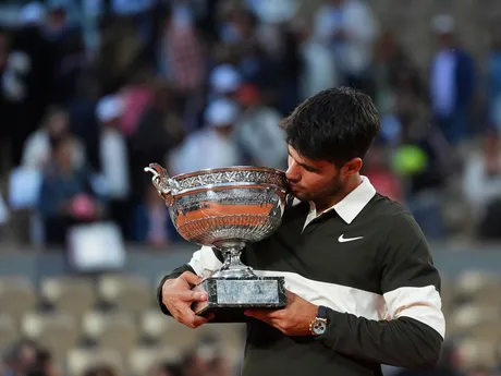 Carlos Alcaraz s trofejou po víťazstve na Roland Garros 2025.