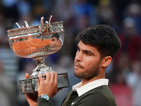 Carlos Alcaraz s trofejou po víťazstve na Roland Garros 2025.