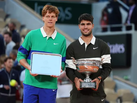 Carlos Alcaraz a Jannik Sinner po finále Roland Garros 2025.