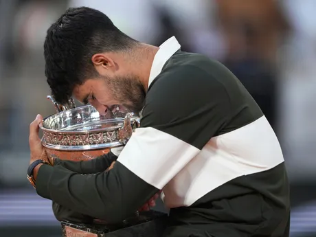 Carlos Alcaraz s trofejou po víťazstve na Roland Garros 2025.