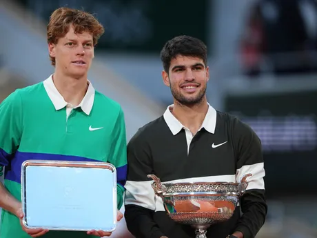 Carlos Alcaraz a Jannik Sinner po finále Roland Garros 2025.