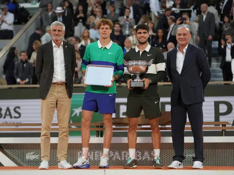 Carlos Alcaraz a Jannik Sinner po finále Roland Garros 2025.
