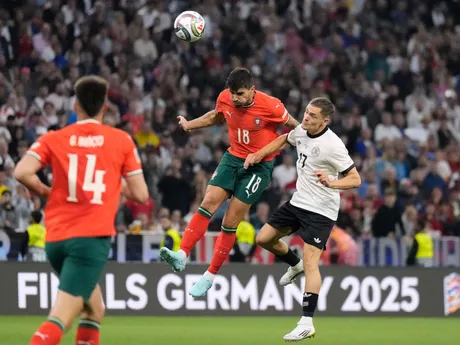 Ruben Neves hlavičkuje loptu v zápase Nemecko - Portugalsko (semifinále Ligy národov)