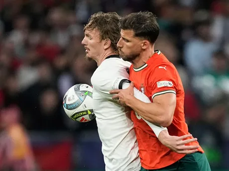 Ruben Dias (vpravo) a Nick Woltemade bojujú o loptu v zápase Nemecko - Portugalsko (semifinále Ligy národov)