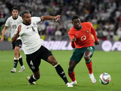 zľava Jonathan Tah a Nuno Mendes v zápase Nemecko - Portugalsko (semifinále Ligy národov)