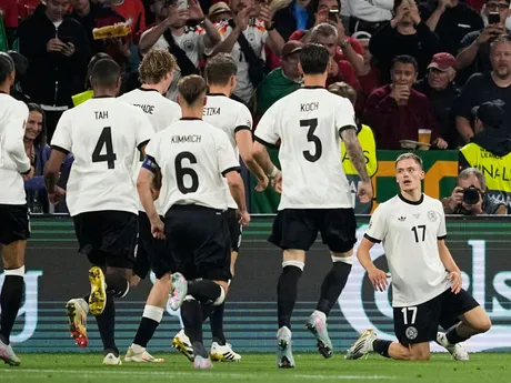 Florian Wirtz (vpravo) oslavuje gól v zápase Nemecko - Portugalsko (semifinále Ligy národov)