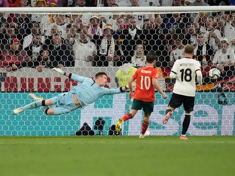 Brankár Marc-Andre ter Stegen sa hádže za loptou v zápase Nemecko - Portugalsko (semifinále Ligy národov)