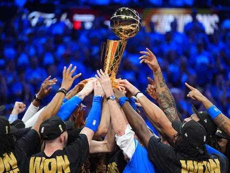 Basketbalisti Oklahoma City Jalen Williams pózujú  s majstrovským pohárom Larryho O'Briena po víťazstve v rozhodujúcom siedmom stretnutí finálovej série zámorskej NBA proti Indiane Pacers.