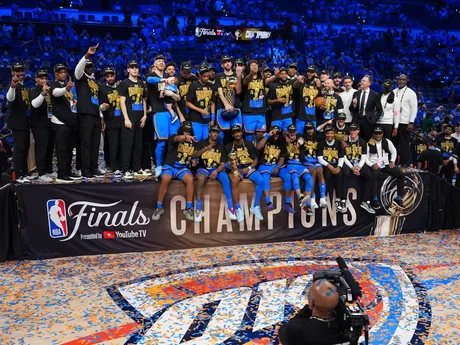 Hráči Oklahoma City oslavujú zisk titulu po víťazstve v rozhodujúcom siedmom stretnutí finálovej série zámorskej NBA proti Indiane Pacers.
