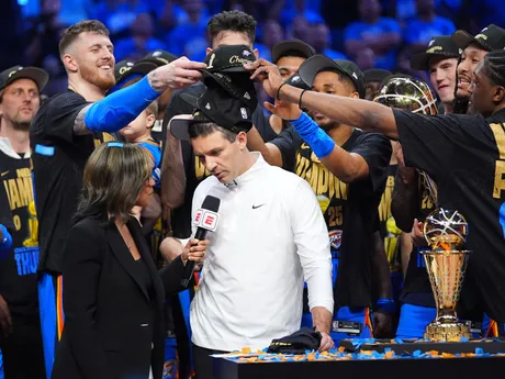 Hráči Oklahoma City oslavujú zisk titulu s trénerom Markom Daiggneaultom po víťazstve v rozhodujúcom siedmom stretnutí finálovej série zámorskej NBA proti Indiane Pacers.