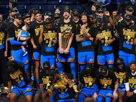 Hráči Oklahoma City oslavujú zisk titulu po víťazstve v rozhodujúcom siedmom stretnutí finálovej série zámorskej NBA proti Indiane Pacers.