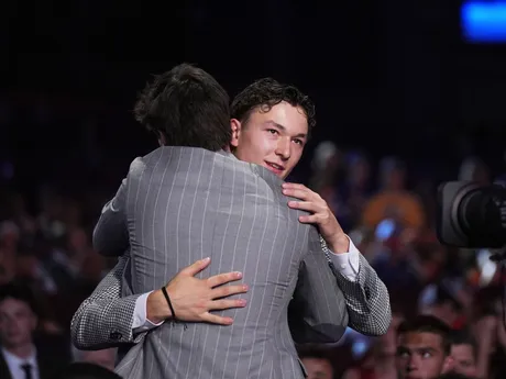 Matthew Schaefer (vpravo) prijíma gratulácie po tom, ako si ho v piatkovom drafte NHL 27. júna 2025 v Los Angeles vybral tím New York Islanders.