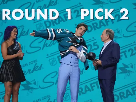 Michael Misa (uprostred) si oblieka dres medzi zápasníčkou po tom, ako si ho v piatkovom drafte NHL 27. júna 2025 v Los Angeles vybral tím San Jose Sharks z druhého miesta.