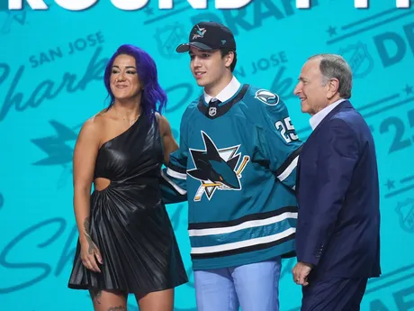 Michael Misa (uprostred) po tom, ako si ho v piatkovom drafte NHL 27. júna 2025 v Los Angeles vybral tím San Jose Sharks z druhého miesta.