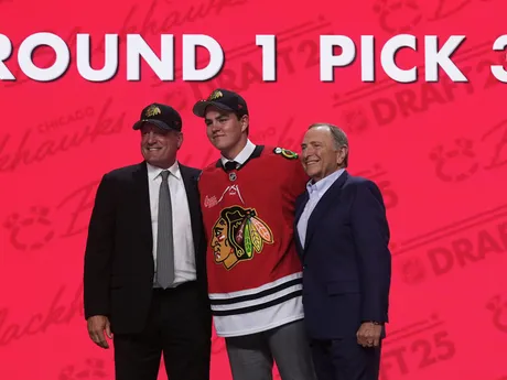 Anton Frondell (uprostred) stojí s komisárom NHL Garym Bettmanom (vpravo) a bývalým hokejistom Jeremym Roenickom po tom, ako si ho v piatkovom drafte NHL 27. júna 2025 v Los Angeles vybral tím Chicago Blackhawks z tretieho miesta.