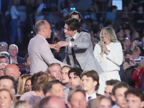 Caleb Desnoyers (uprostred) prijíma gratulácie po tom, ako si ho v piatkovom drafte NHL 27. júna 2025 v Los Angeles vybral tím Utah Mammoth.