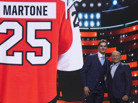 Porter Martone (druhý sprava) stojí vedľa komisára NHL Garyho Bettmana po tom, ako si ho v piatkovom drafte NHL 27. júna 2025 v Los Angeles vybral tím Philadelphia Flyers.