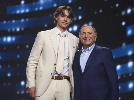 Jake O'Brien (vľavo) stojí s komisárom NHL Garym Bettmanom po tom, ako si ho v piatkovom drafte NHL 27. júna 2025 v Los Angeles vybral tím Seattle Kraken.
