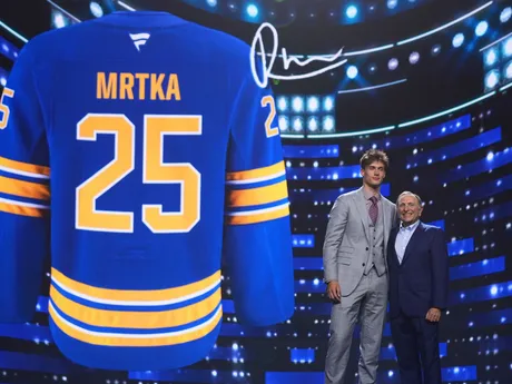 Radim Mrtka (vľavo) stojí s komisárom NHL Garym Bettmanom po tom, ako si ho v piatkovom drafte NHL 27. júna 2025 v Los Angeles vybral tím Buffalo Sabres.