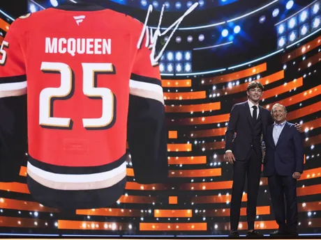 Roger McQueen (vľavo) stojí s komisárom NHL Garym Bettmanom po tom, ako si ho v piatkovom drafte NHL 27. júna 2025 v Los Angeles vybral tím Anaheim Ducks.