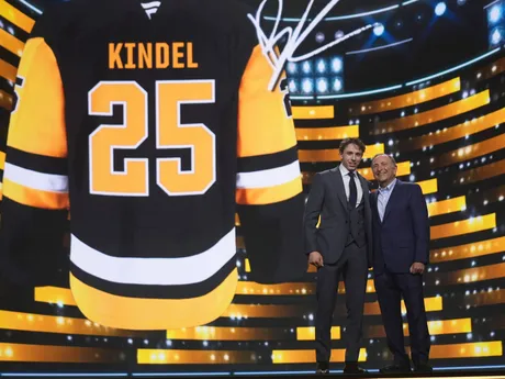 Benjamin Kindel (vľavo) stojí s komisárom NHL Garym Bettmanom po tom, ako si ho v piatkovom drafte NHL 27. júna 2025 v Los Angeles vybral tím Pittsburgh Penguins.
