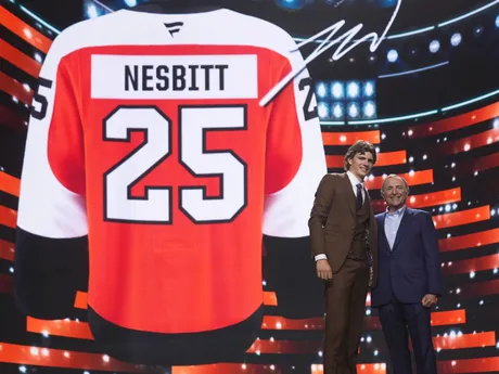 Jack Nesbitt (vľavo) stojí s komisárom NHL Garym Bettmanom po tom, ako si ho v piatkovom drafte NHL 27. júna 2025 v Los Angeles vybral tím Philadelphia Flyers.