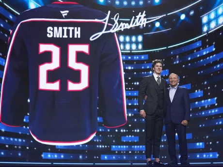 Jackson Smith (vľavo) stojí s komisárom NHL Garym Bettmanom po tom, ako si ho v piatkovom drafte NHL 27. júna 2025 v Los Angeles vybral tím Columbus Blue Jackets. 