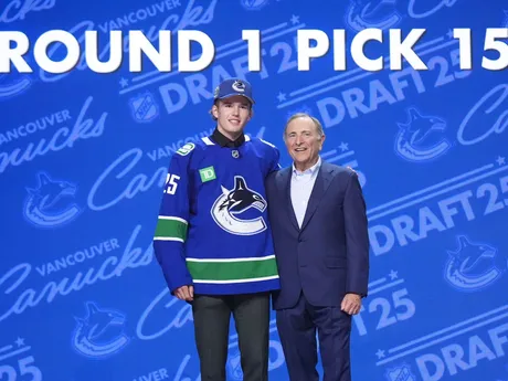 Braeden Cootes (vľavo) stojí s komisárom NHL Garym Bettmanom po tom, ako si ho v piatkovom drafte NHL 27. júna 2025 v Los Angeles vybral tím Vancouver Canucks.