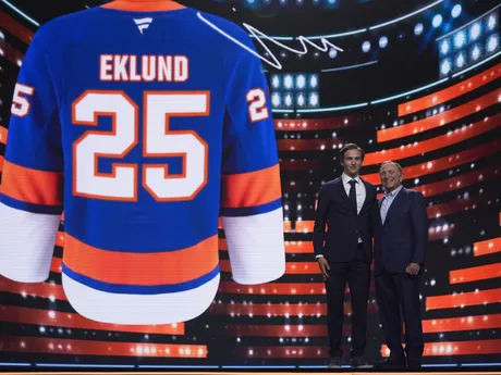 Victor Eklund (vľavo) stojí s komisárom NHL Garym Bettmanom po tom, ako si ho v piatkovom drafte NHL 27. júna 2025 v Los Angeles vybral tím New York Islanders.