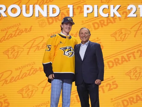Cameron Reid (vľavo) stojí s komisárom NHL Garym Bettmanom po tom, ako si ho v piatkovom drafte NHL 27. júna 2025 v Los Angeles vybral tím Nashville Predators.