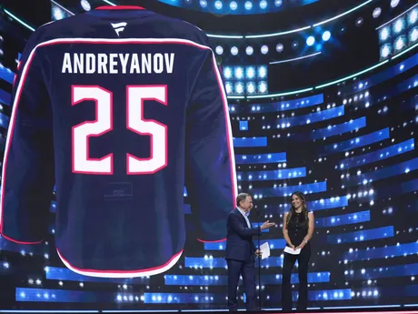 Komisár NHL Gary Bettman (vľavo) a Meredith Gaudreau, vdova po Johnnym Gaudreauovi, oznamujú výber Pyotra Andreyanova tímom Columbus Blue Jackets počas piatkového drafte NHL 27. júna 2025 v Los Angeles.