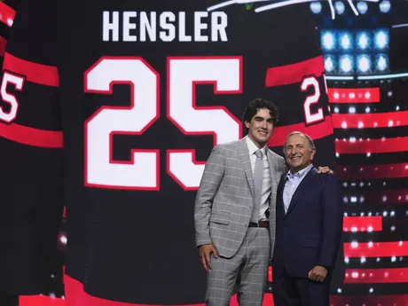 Logan Hensler (vľavo) stojí s komisárom NHL Garym Bettmanom po tom, ako si ho v piatkovom drafte NHL 27. júna 2025 v Los Angeles vybral tím Ottawa Senators. 