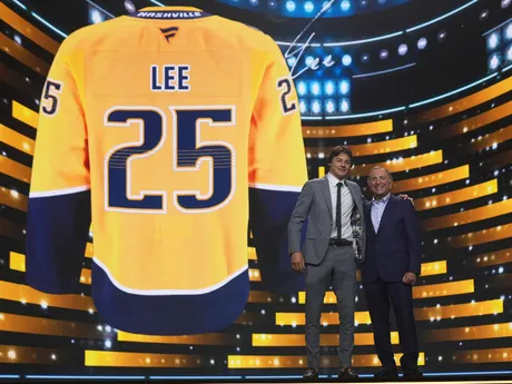 Ryker Lee (vľavo) stojí s komisárom NHL Garym Bettmanom po tom, ako si ho v piatkovom drafte NHL 27. júna 2025 v Los Angeles vybral tím Nashville Predators.