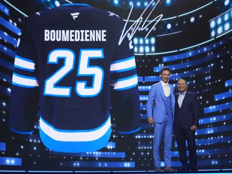 Sascha Boumedienne (vľavo) stojí s komisárom NHL Garym Bettmanom po tom, ako si ho v piatkovom drafte NHL 27. júna 2025 v Los Angeles vybral tím Winnipeg Jets.