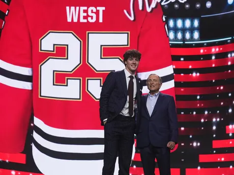 Mason West (vľavo) stojí s komisárom NHL Garym Bettmanom po tom, ako si ho v piatkovom drafte NHL 27. júna 2025 v Los Angeles vybral tím Chicago Blackhawks.