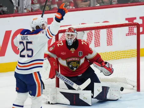Momentka zo zápasu Florida - Edmonton (4. zápas finále NHL)