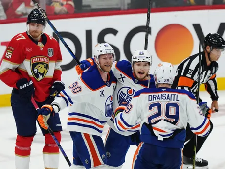 Momentka zo zápasu Florida - Edmonton (4. zápas finále NHL)rink;team