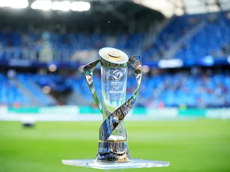 Trofej pre víťaza počas zápasu Anglicko - Nemecko vo finále na EURO U21 2025 (ME vo futbale do 21 rokov).